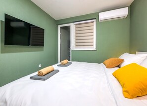 2 bedrooms, iron/ironing board, WiFi, bed sheets