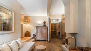 Un interior acogedor con sofá, aparador de madera y chimenea.
