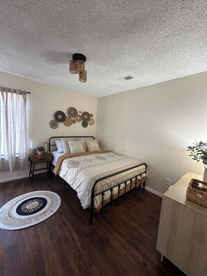 2 quartos, ferros/tábuas de passar roupa, Wi-Fi, roupa de cama