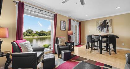 Walk to Broadway! 2 king bdrms + sofa bed, river views, w/ pool & FREE parking!