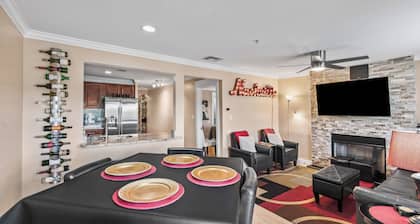 Walk to Broadway! 2 king bdrms + sofa bed, on the river, w/ pool & FREE parking!