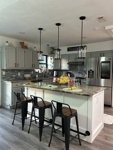 Beautiful 4-bedroom king-size suite. Dallas home with cozy patio.