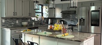 Beautiful 4-bedroom king-size suite. Dallas home with cozy patio.