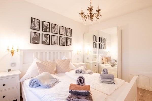 1 bedroom, bed sheets