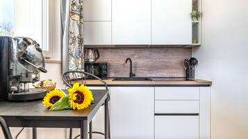 Fridge, microwave, stovetop, dishwasher