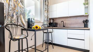 Refrigerador, microondas, placa de cocina, lavavajillas