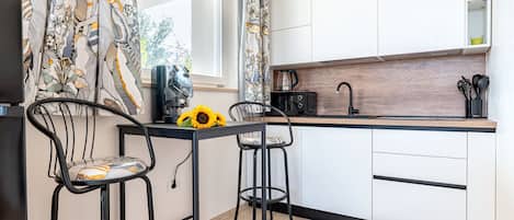 Refrigerador, microondas, placa de cocina, lavavajillas