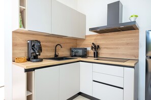 Fridge, microwave, stovetop, dishwasher - Apartment 'Gea' with Private Garden, Wi-Fi and Air Conditioning (Cisternino)