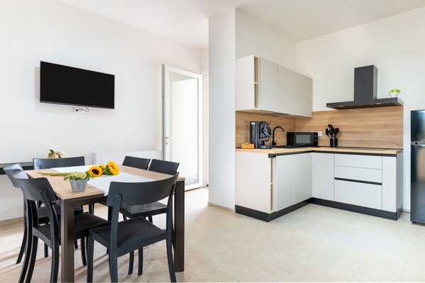 Dining - Apartment 'Gea' with Private Garden, Wi-Fi and Air Conditioning (Cisternino)