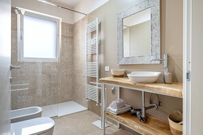 Dusche, Haartrockner, Handtücher