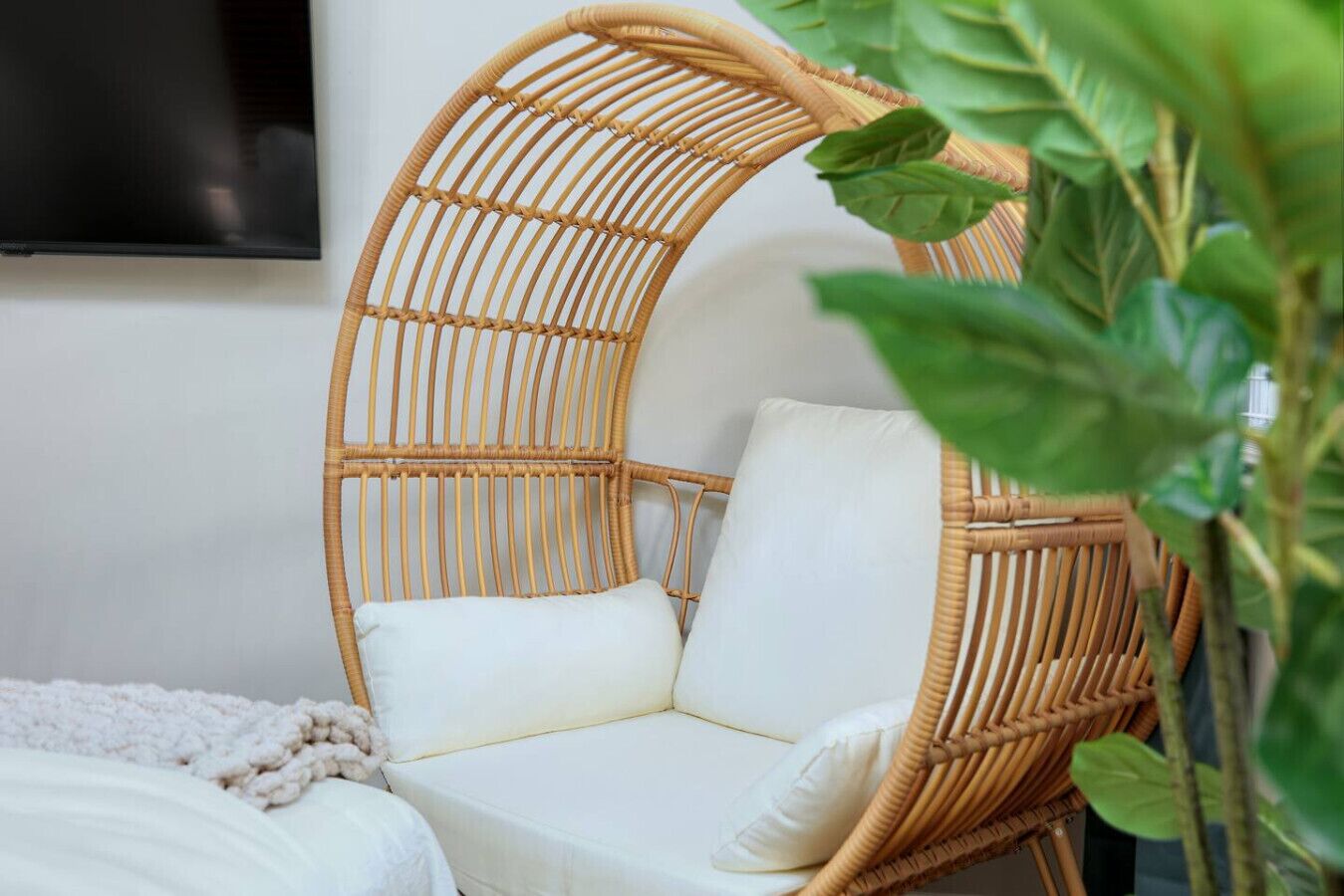 4 bedrooms, desk, iron/ironing board, travel crib