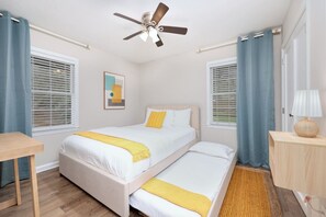 4 عدّة غرف نوم ومكتب ومكواة/لوح كي وسرير سفر