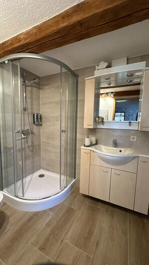 Shower, hair dryer, towels, soap - Harz-Bleibe Wernigerode, very centrally located. (Wernigerode)