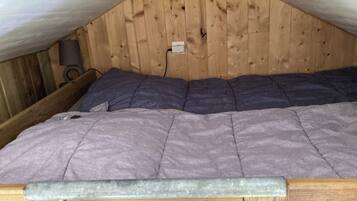 1 bedroom, bed sheets