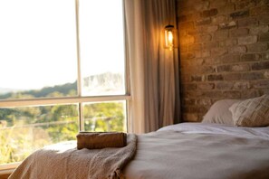 Iron/ironing board, travel cot, free WiFi, bed sheets - Linden Rose Barn | Short Walk to Waterfall + Views (Montville)