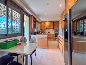 Fridge, oven, stovetop, dishwasher