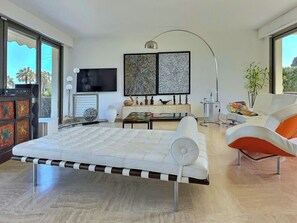 6 bedrooms, WiFi, bed sheets