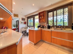 Fridge, oven, stovetop, dishwasher - Azure Villa, 14 Guests - Heart of Cap d’Antibes (Antibes)