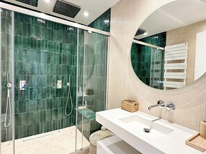 Dusche, Haartrockner, Handtücher