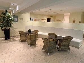 Dining - Südwind 05 - apartment, close to the beach, swimming pool, sauna, parking, WLAN, and balcony (Zempin)