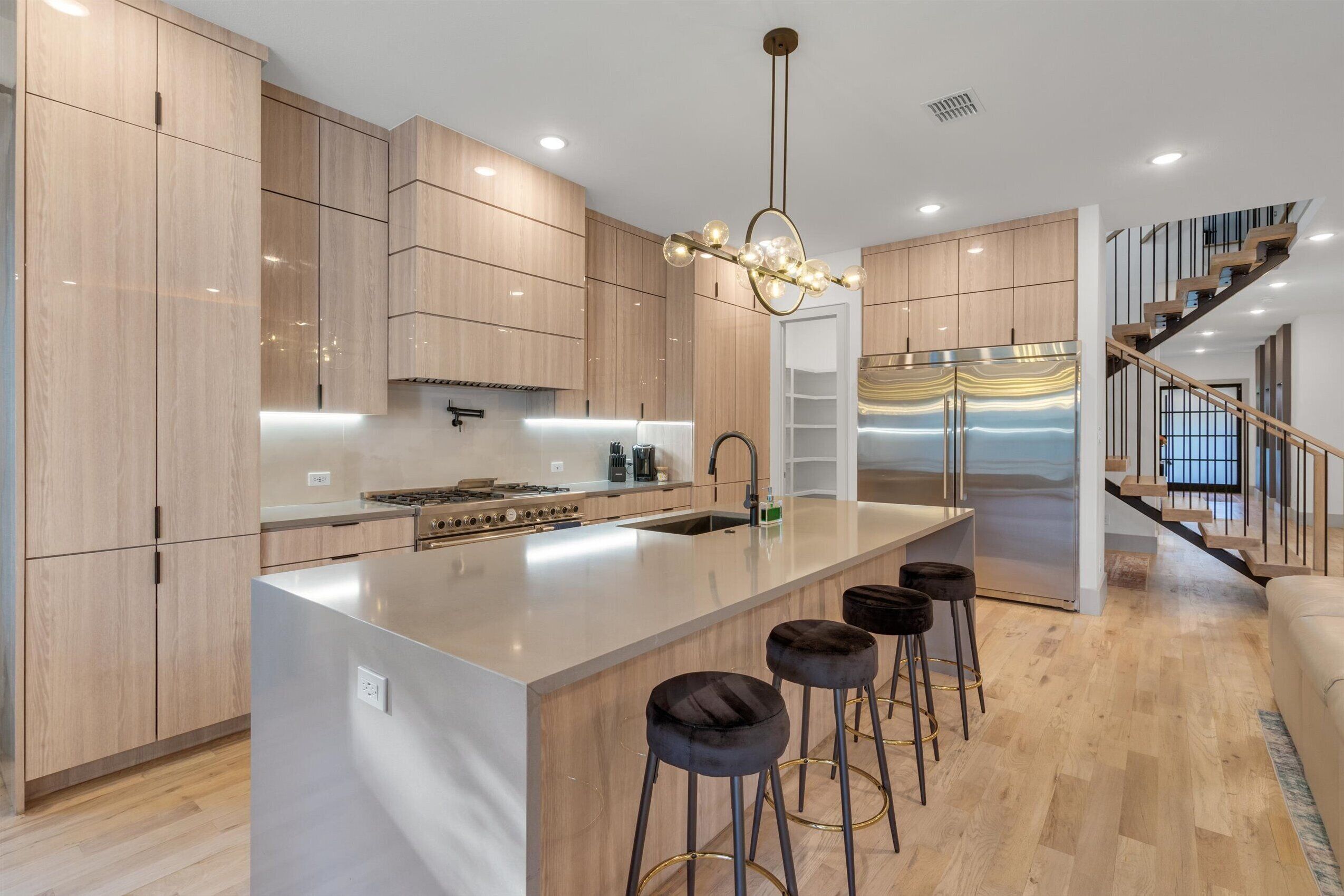 ثلاجة، ميكروويف، فرن، موقد طهي مسطح