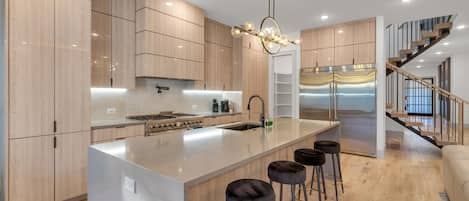 Een koelkast, een microgolfoven, een oven, een kookplaat