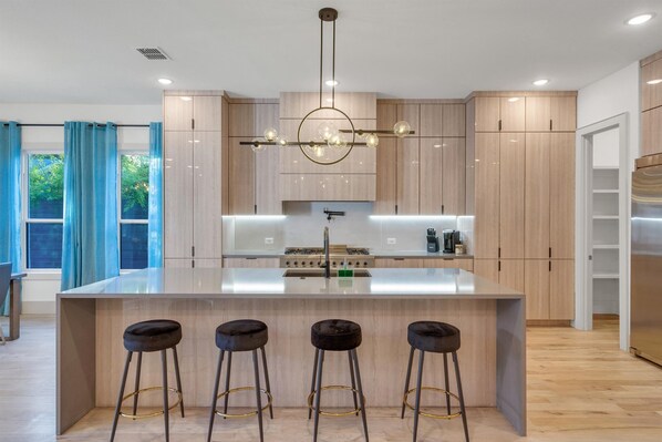 Réfrigérateur, four à micro-ondes, un four, surface de cuisson