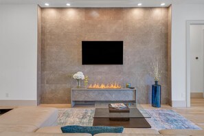 Smart TV - Fabulous 5-bedroom house in Dallas (Dallas)