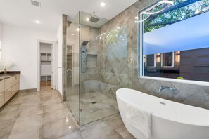 Shower, hair dryer, towels, soap - Fabulous 5-bedroom house in Dallas (Dallas)