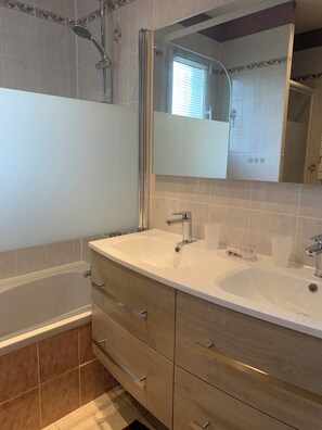 Shower, hair dryer - Vacation home with private heated pool (Tavernes)