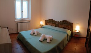 2 bedrooms, in-room safe, desk, iron/ironing board - Charming 110m2 rustic house with WiFi, air conditioning, parking, and garden. (Salò)