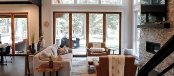 6-Bedroom Whispering Pines Luxe Lodge in Suncadia with Hot Tub & Game Room!