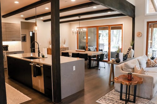 6-Bedroom Whispering Pines Luxe Lodge in Suncadia with Hot Tub & Game Room!