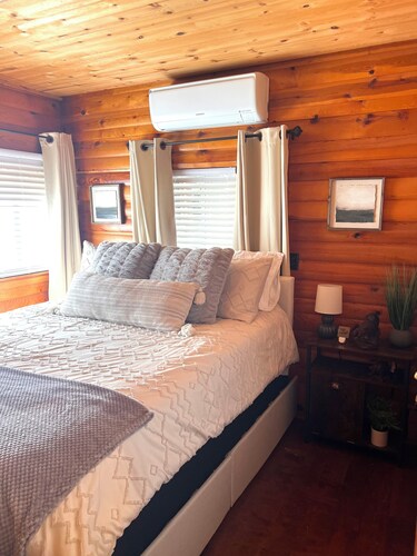 Cool cabin with AC in charming Pine