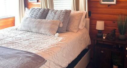 Cool cabin with AC in charming Pine