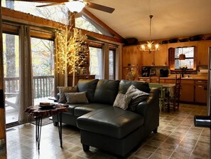 Smart TV, fireplace - Cozy, Near Tsali MTB, Fontana Lake, Fire pit,Gated Deck, Pets Ok (Robbinsville)