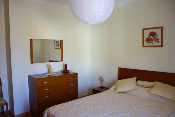 1 habitación, tabla de planchar con plancha, internet y ropa de cama