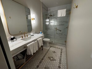 Bathroom - The Q Inn  (Morro Bay)