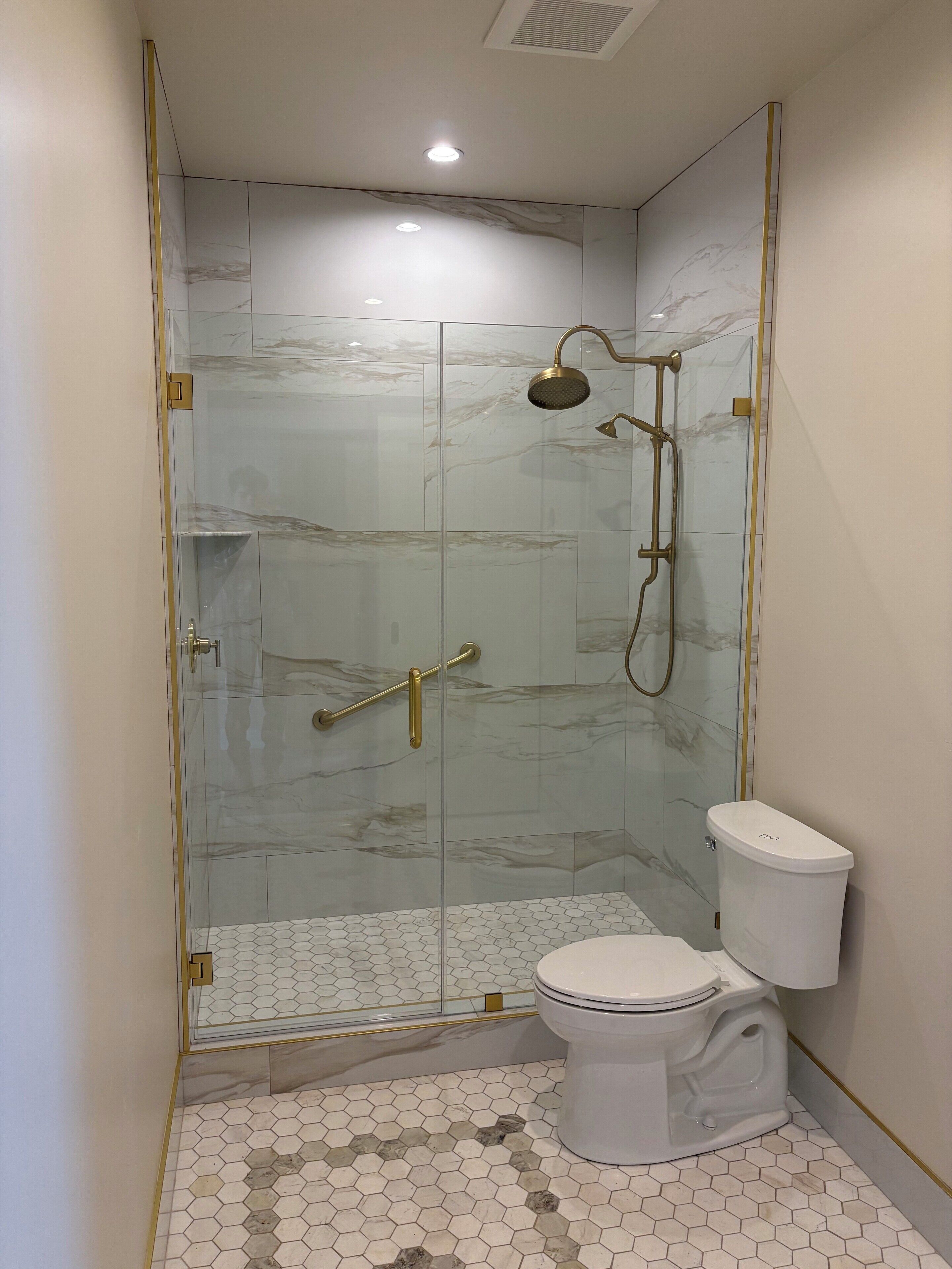 Secador de cabelo, chinelos, toalhas de banho, sabonete