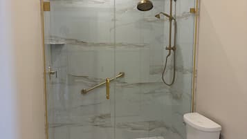 Secador de cabelo, chinelos, toalhas de banho, sabonete