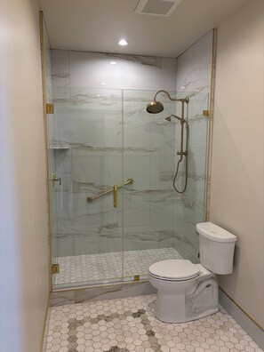 Secador de pelo, zapatillas, toallas y jabón