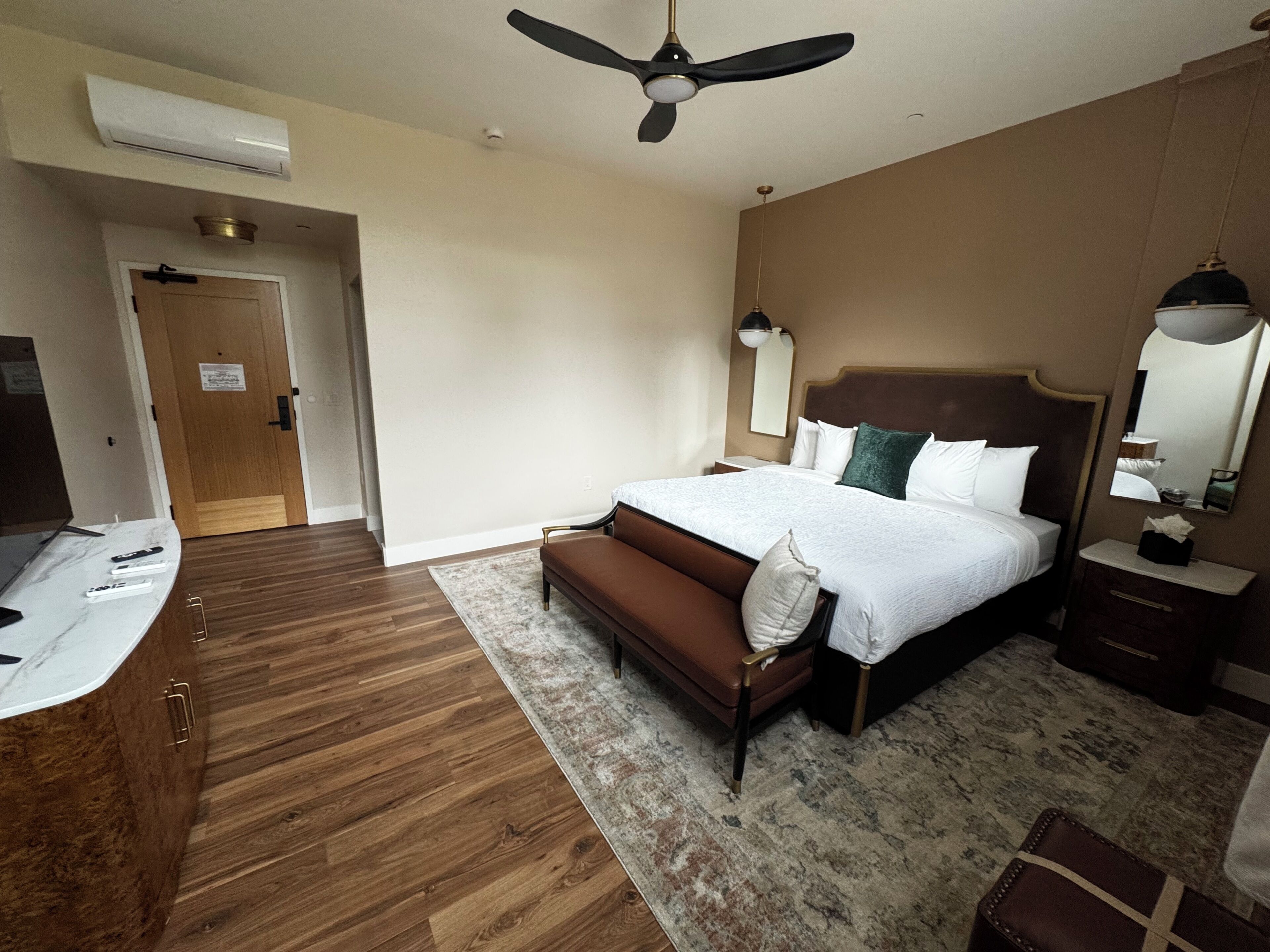 Habitación superior, 1 cama de matrimonio grande, bañera accesible, patio | Caja fuerte, cortinas opacas, sistema de insonorización