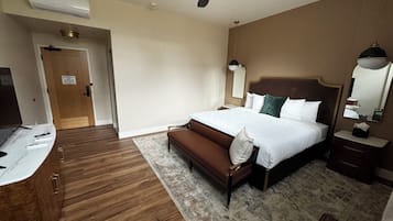 Habitación superior, 1 cama de matrimonio grande, bañera accesible, patio | Caja fuerte, cortinas opacas, sistema de insonorización