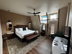 In-room safe, blackout drapes, soundproofing, iron/ironing board - The Q Inn  (Morro Bay)