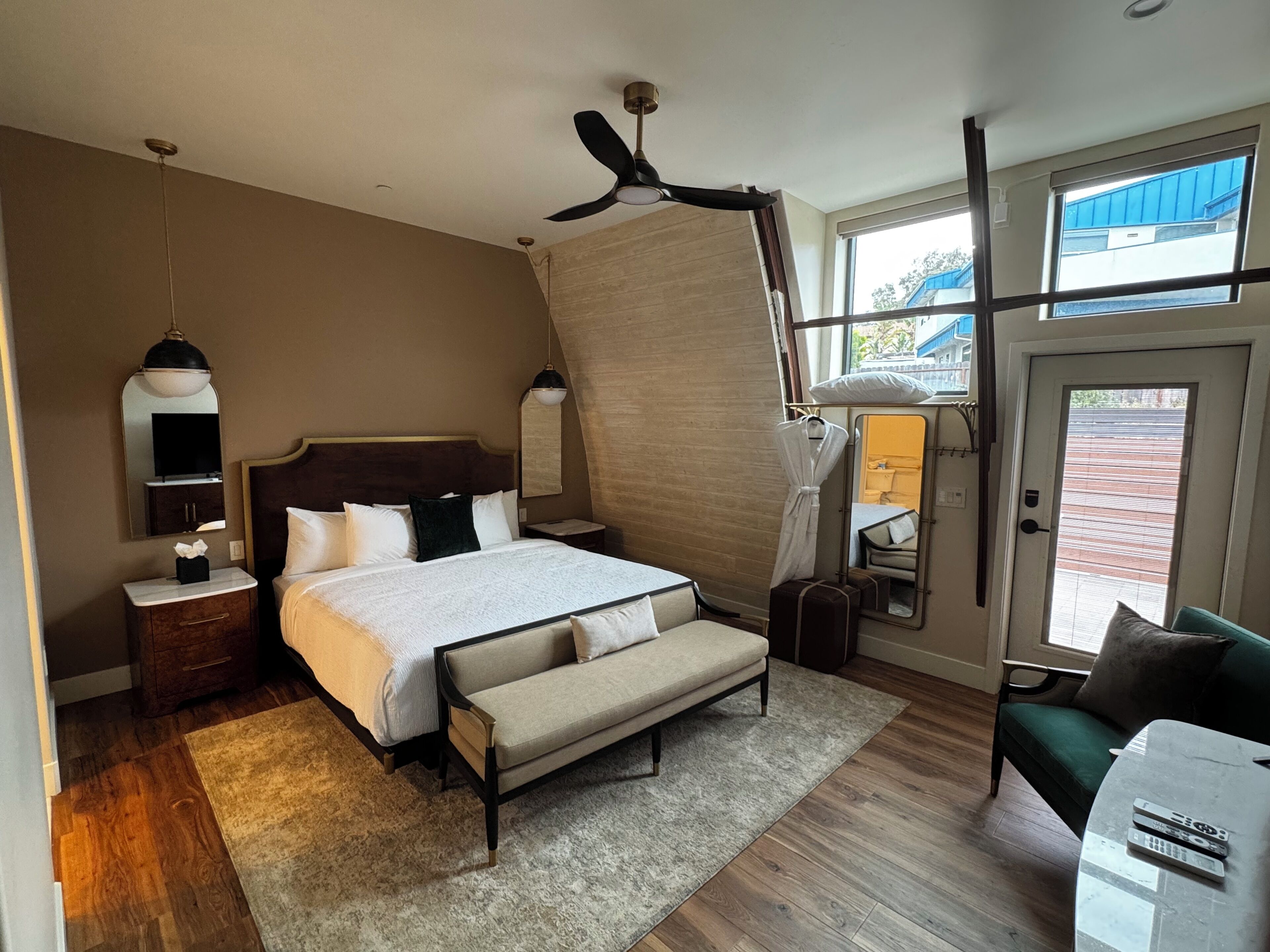 Quarto superior, 1 cama King, banheira adaptada, varanda | Cofres nos quartos, cortinas blackout, quartos à prova de som