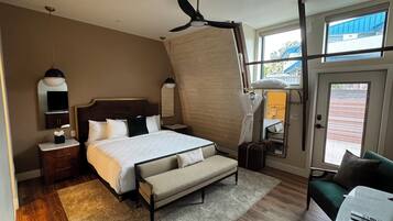 Quarto superior, 1 cama King, banheira adaptada, varanda | Cofres nos quartos, cortinas blackout, quartos à prova de som