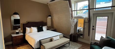 Chambre supĂ©rieure, 1 trĂšs grand lit, baignoire adaptĂ©e aux personnes Ă mobilitĂ© rĂ©duite, patio | Coffre-fort, rideaux dâobscurcissement, systĂšme dâinsonorisation