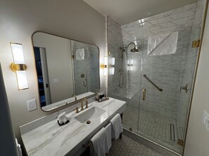 Deluxe-Zimmer, Terrasse | Badezimmer | Haartrockner, Hausschuhe, Handtücher, Seife