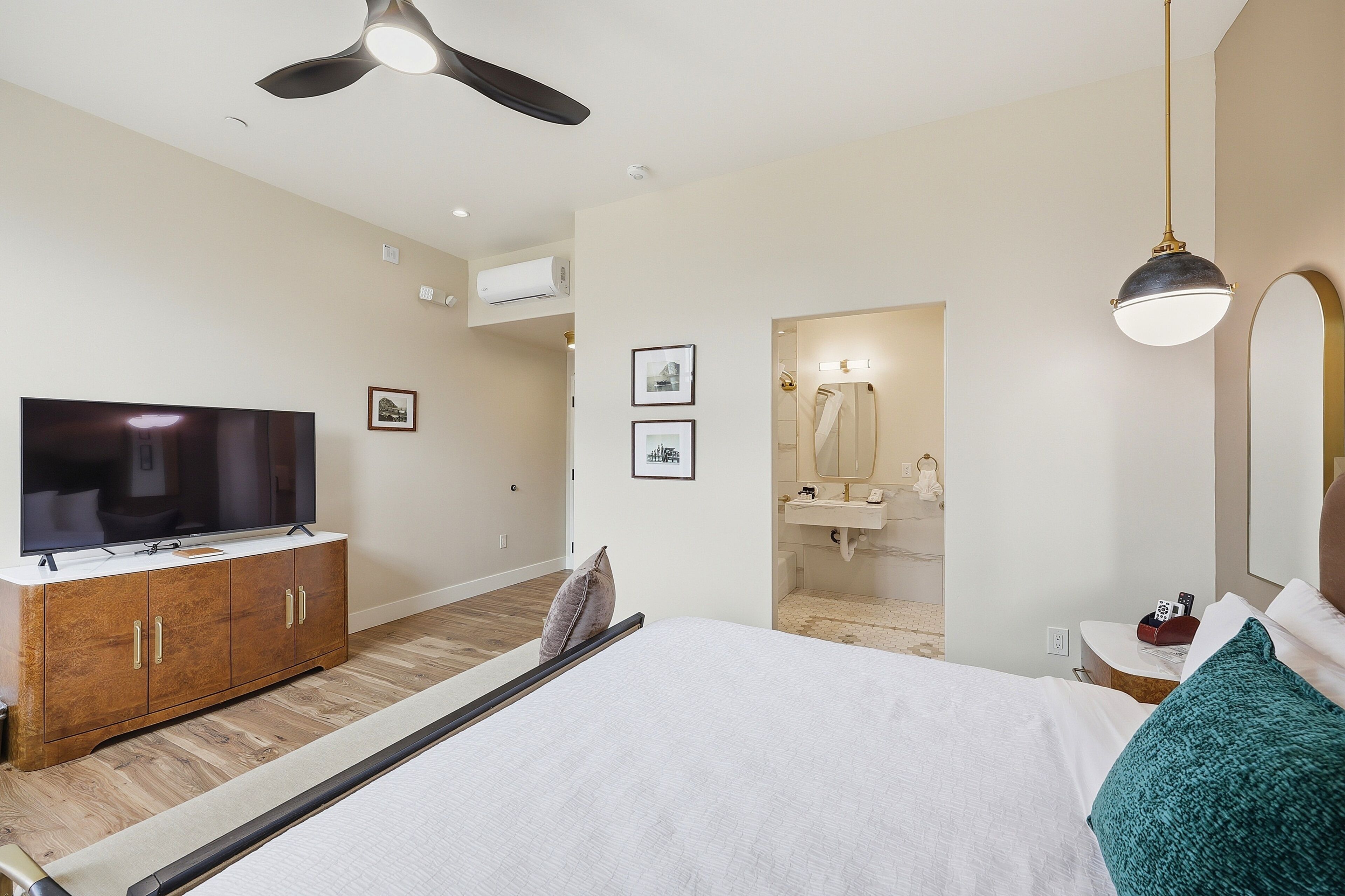 Quarto superior, 1 cama King, banheira adaptada, varanda | Roupas de cama antialérgicas, cofres nos quartos