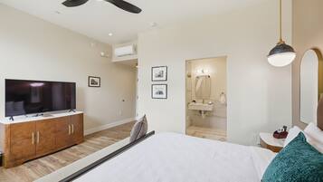 Quarto superior, 1 cama King, banheira adaptada, varanda | Roupas de cama antialérgicas, cofres nos quartos